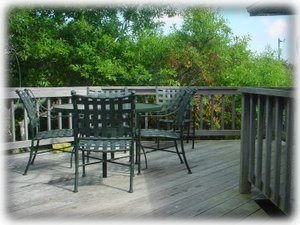 Enjoy meal & drinks al fresco