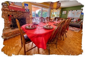 Dining room with lots of seating