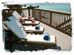 Beach level Deck, great sunbathing, room for everyone!