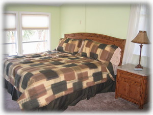 Bedroom w/ King bed