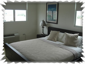 Master bedroom w/king bed