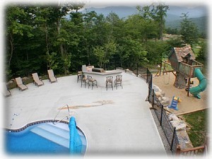 Heated Pool w/ Hot tub & Outdoor Kitchen