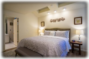 Master bedroom w Cal King Bed