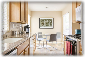 Kitchen w dining table