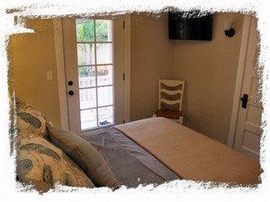 3rd Bedroom with 32" Flat Panel TV with Media Streamer